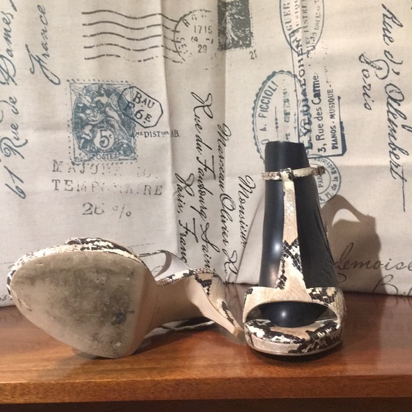 White house Black market Koreen sandals - Picture 3 of 4